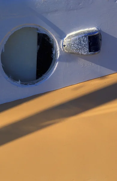 Bullauge und Markierungslicht auf dem Boot — Stockfoto