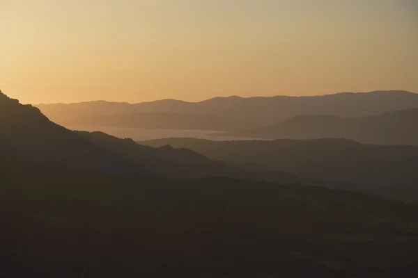 Silhueta das colinas ao pôr do sol — Fotografia de Stock