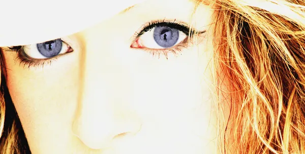 Visage de femme aux yeux bleu foncé — Photo