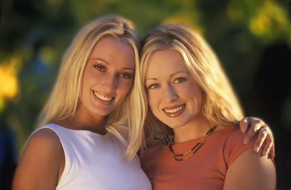 Retrato de dos chicas adolescentes —  Fotos de Stock