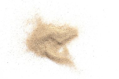 İzole edilmiş beyaz arkaplanda kumun yakın plan görüntüsü.