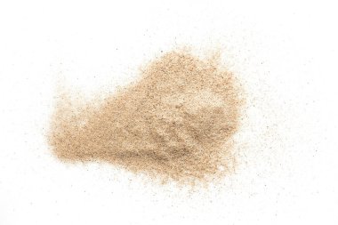 İzole edilmiş beyaz arkaplanda kumun yakın plan görüntüsü.