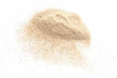 İzole edilmiş beyaz arkaplanda kumun yakın plan görüntüsü.