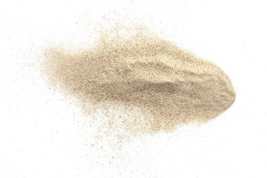 İzole edilmiş beyaz arkaplanda kumun yakın plan görüntüsü.