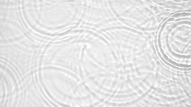 Gri arka planda yağmur damlaları dalgası. Soyut kavram.