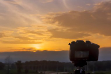 Görüntü konsepti, kamera alacakaranlık, gökyüzü, gün batımı manzarasının resimlerini çekiyor, arka planda güzel renkler..