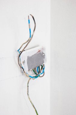 Duvarda bitmemiş bir priz var.