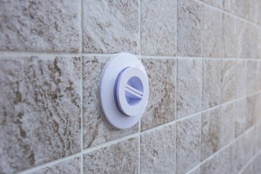 Yüzme havuzundaki kanalizasyon delikleri.