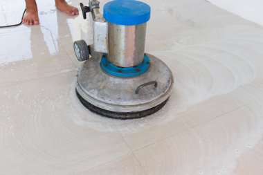 Yerleri silmek için kullanılacak makine.