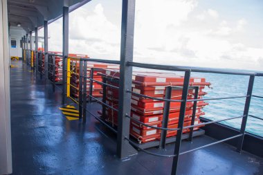 Gemide acil durumlar için hazırlanmış turuncu cankurtaran salları..