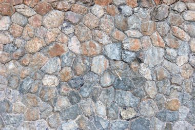 Taş duvarlar bir duvar oluşturmak için bir araya toplanmış..