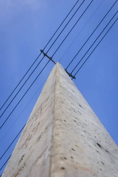 電気配線のためのコンクリートポールコンセプト — ストック写真