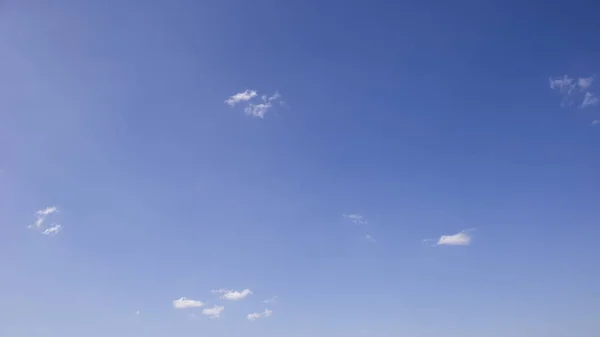 Bewölkter Himmel Auf Hellblauem Hintergrund — Stockfoto