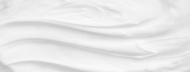 Krem losyonun beyaz yüzeyi arka planı yumuşatır..