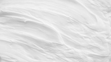 Krem losyonun beyaz yüzeyi arka planı yumuşatır..