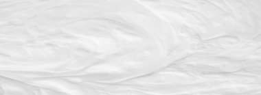 Krem losyonun beyaz yüzeyi arka planı yumuşatır..