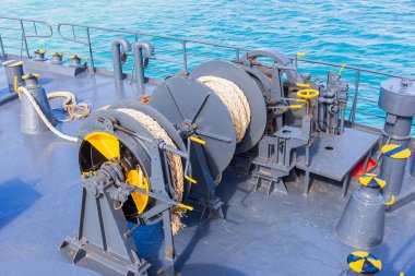 Büyük tankerlere demir atmak için çelik tekerlek kafeslerindeki ipler..