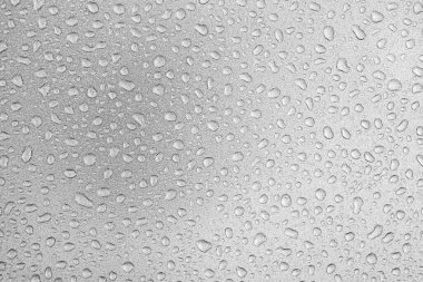 Su damlacıklarıyla kaplı gri zemin üzerindeki su damlacıkları, su kabarcıkları.