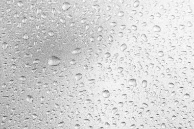 Su damlacıklarıyla kaplı gri zemin üzerindeki su damlacıkları, su kabarcıkları.