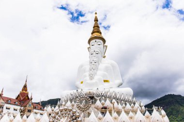 Güzel tapınağın adı Wat Phra Thart Pha Son Kaew. Tayland 'ın Phetchabun bölgesindeki Khao Kho' da yer alıyor. Budist manastırı ve halk tapınağı.