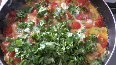 Kızartma tavasında çırpılmış yumurta ve sebze. sağlıklı gıda konsepti 