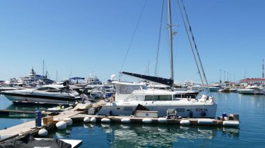 Sochi, Krasnodar Bölgesi, Rusya, 08.08.2021. Deniz istasyonunun iskelesinde tekne ve yatlar. 