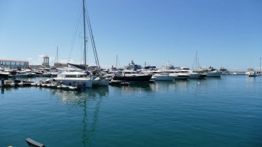 Sochi, Krasnodar Bölgesi, Rusya, 08.08.2021. Deniz istasyonunun iskelesinde tekne ve yatlar. 