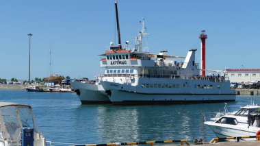 Sochi, Krasnodar Bölgesi, Rusya, 08.08.2021. Deniz istasyonunun iskelesinde tekne ve yatlar. 