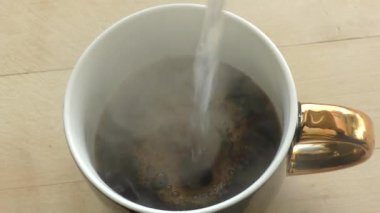 Bardakta sıcak kahve. 