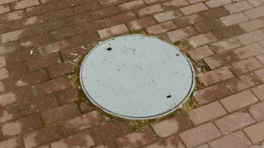 Yolda demir rögar var. 