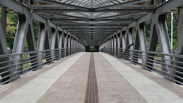 Ponte Estrutura Aço Sob Forma Túnel — Fotografia de Stock