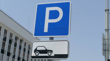 Yol tabelası park alanı üst görünümü 