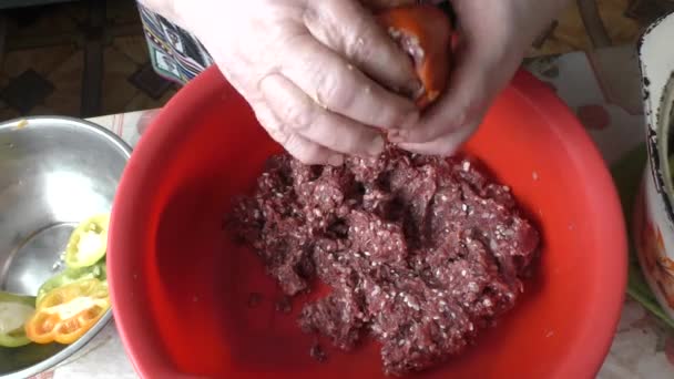 Chef Prepara Peperoni Riempiti Con Carne — Video Stock