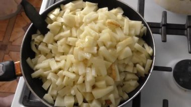 Şef tavada patates kızartması yapıyor. 