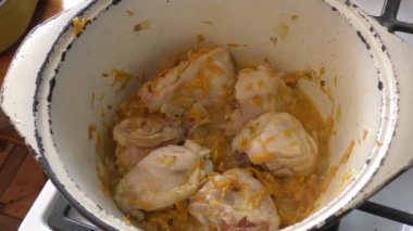 Tavuk eti tavada pişirilir. 