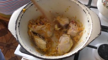 Tavuk eti tavada pişirilir. 