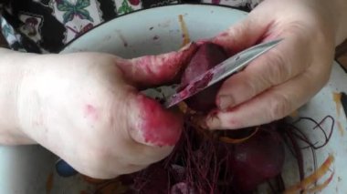 Şef pancarı bıçakla soyar. 