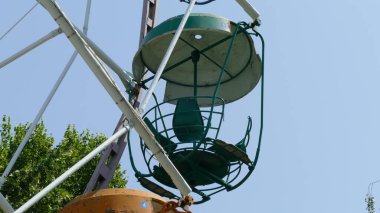 Parkta dönme dolap açık. 