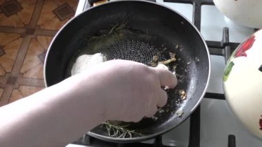 Aşçı balığı tavada kızartır. 