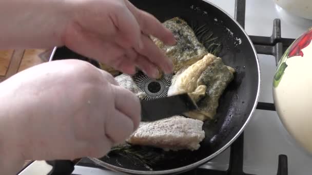 Cuoco Friggere Pesce Una Padella — Video Stock