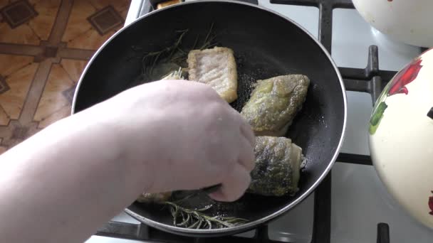 Der Koch Braten Den Fisch Einer Pfanne — Stockvideo