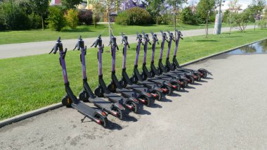 Sochi, Imeretinsky tatil köyü, Rusya, 08.08.2021, turist hareketi için elektrikli araçlar 