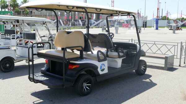 Сочи, Имеретинский курорт, Россия, 08.08.2021, электромобили для передвижения туристов 