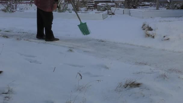 一个人把街上的雪清扫干净了 — 图库视频影像