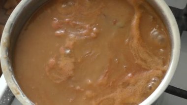 Köfteler soslu fırında pişiriliyor. 