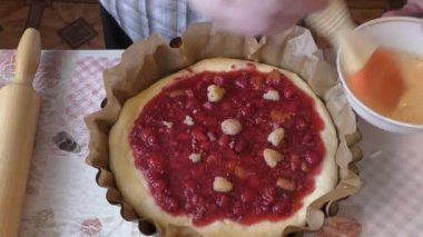 Şef fırıncı böğürtlenli pasta hazırlıyor. 