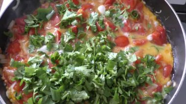 Çırpılmış yumurta ve sebze tavada pişirilir. 