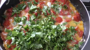 Çırpılmış yumurta ve sebze tavada pişirilir. 