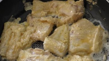 Balık tavada kızarıyor, yukarıdan görünüyor. 