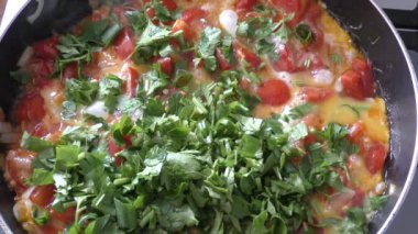 Çırpılmış yumurta ve sebze tavada pişirilir. 